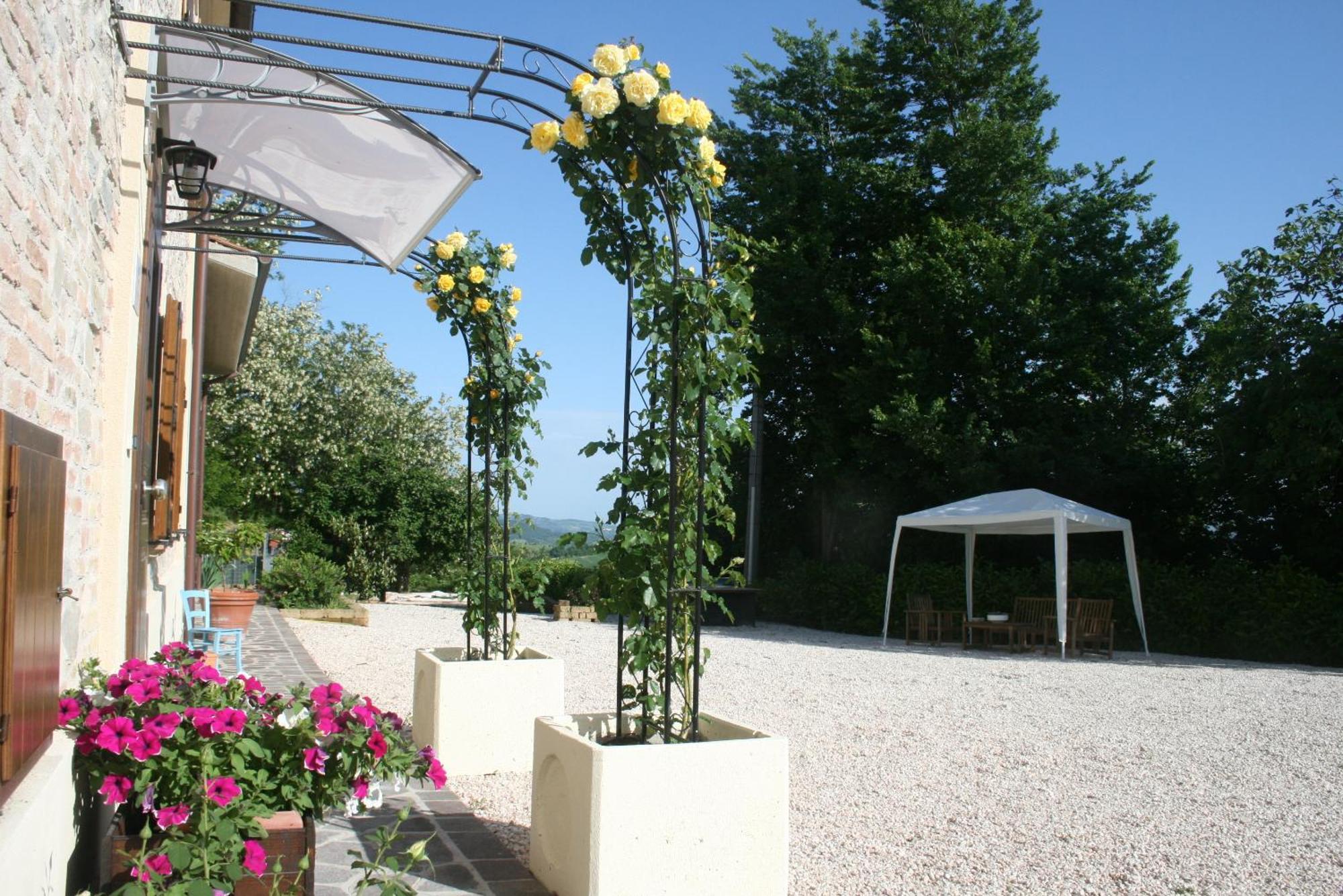 B&B La Fenice Montegridolfo Bagian luar foto